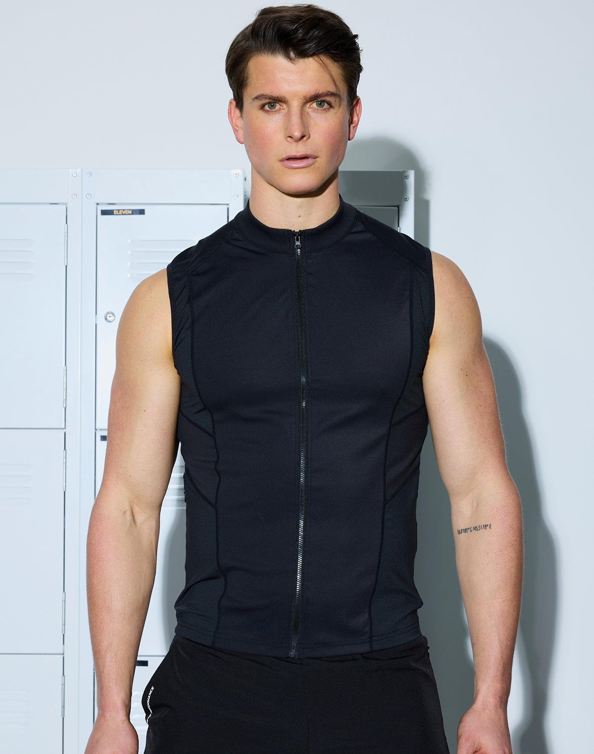 CITYBOYZ★USA Supawear Gym2Street half-zip vest for athleticwear, black fabric, close-up of chest and zipper details